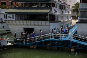 Touristen gehen vom Schiff